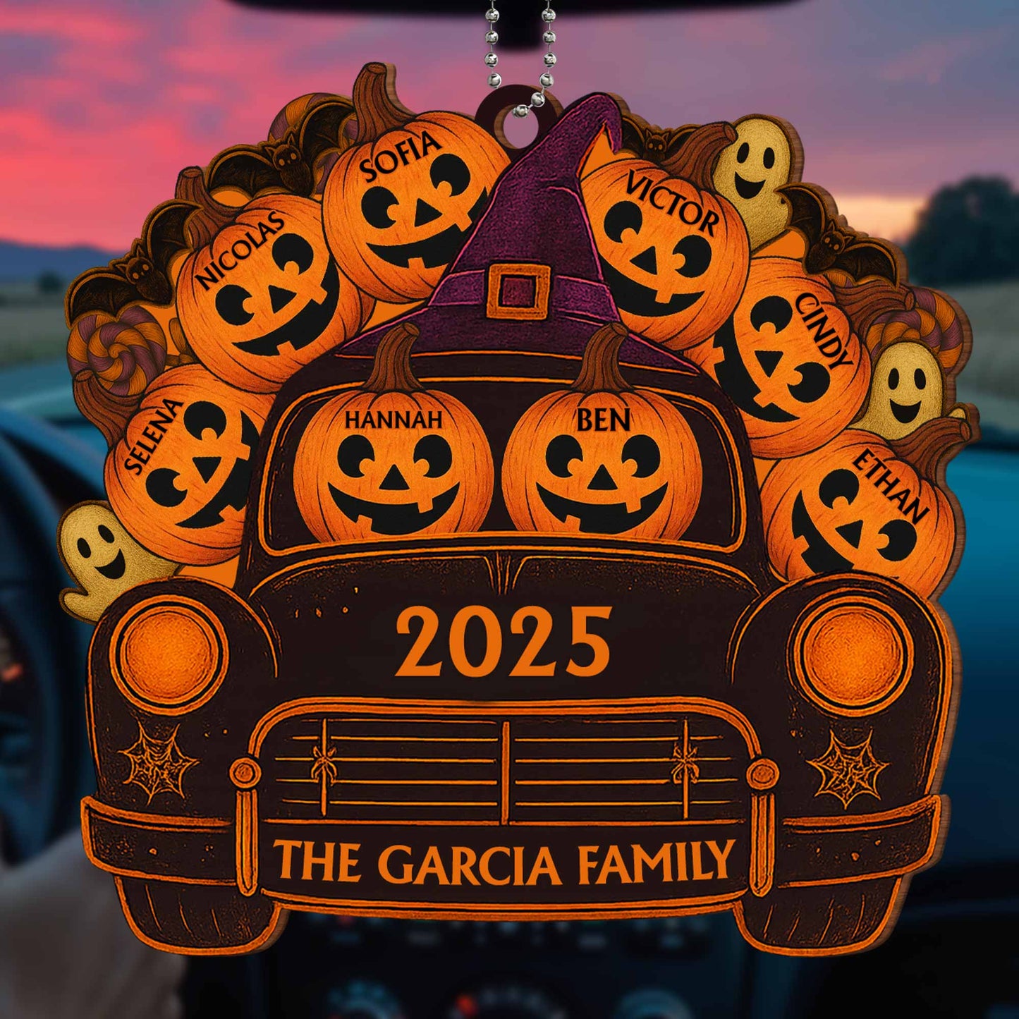 Un viaje espeluznante con nombres de familia, calabazas y fantasmas - Adorno de madera personalizado, adorno para coche - HALW001_WCA