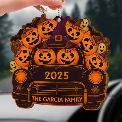 Un viaje espeluznante con nombres de familia, calabazas y fantasmas - Adorno de madera personalizado, adorno para coche - HALW001_WCA