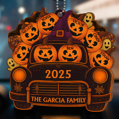 Un viaje espeluznante con nombres de familia, calabazas y fantasmas - Adorno de madera personalizado, adorno para coche - HALW001_WCA
