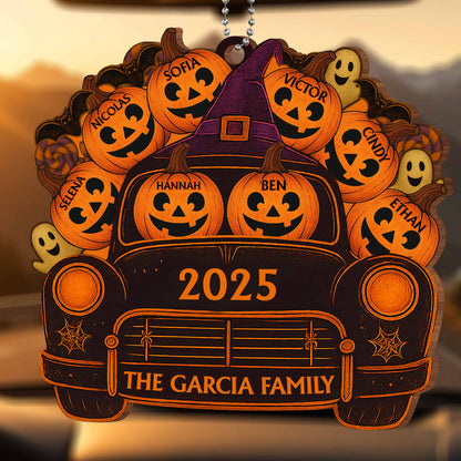 Un viaje espeluznante con nombres de familia, calabazas y fantasmas - Adorno de madera personalizado, adorno para coche - HALW001_WCA