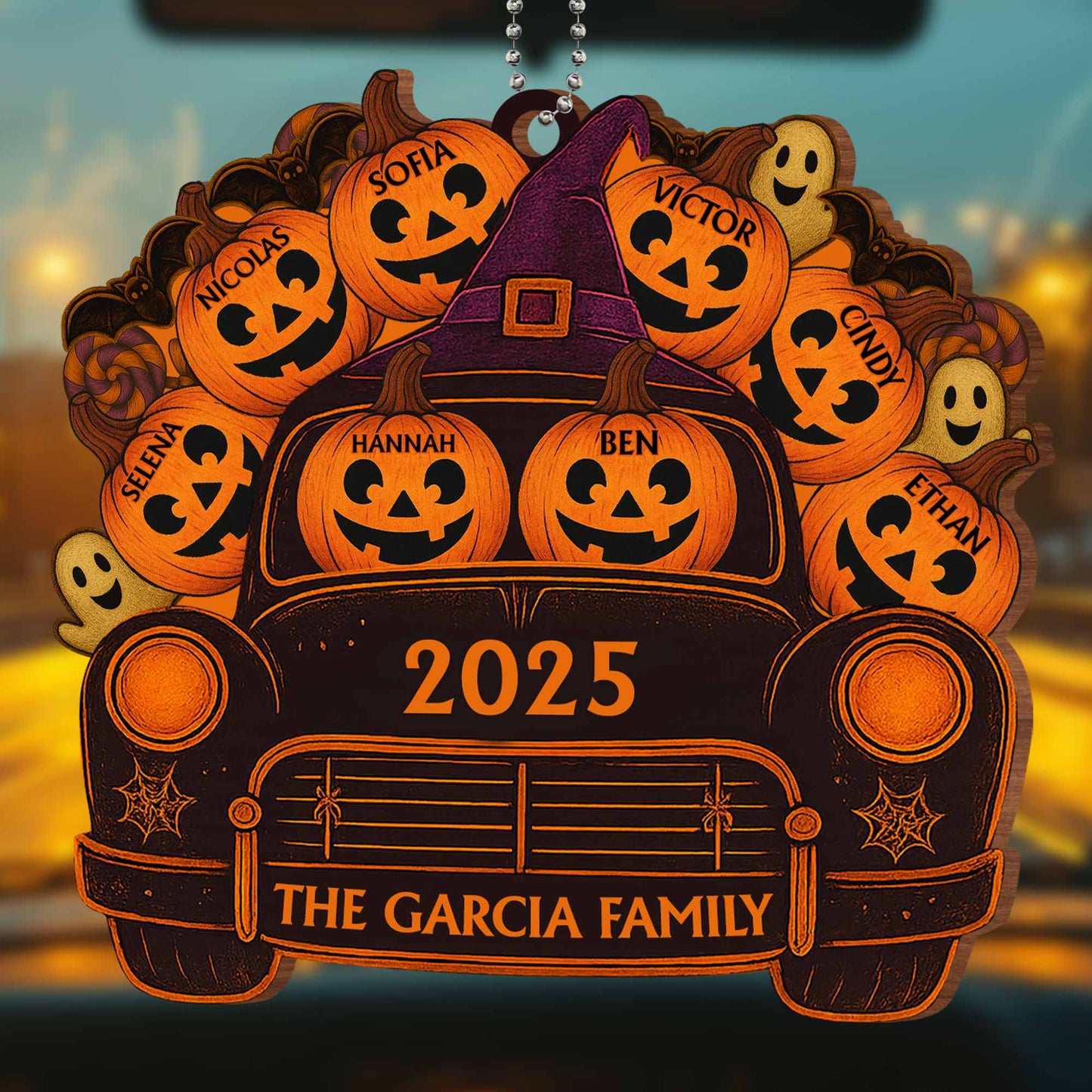 Un viaje espeluznante con nombres de familia, calabazas y fantasmas - Adorno de madera personalizado, adorno para coche - HALW001_WCA