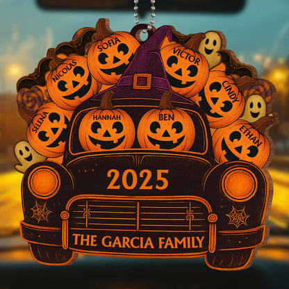 Un viaje espeluznante con nombres de familia, calabazas y fantasmas - Adorno de madera personalizado, adorno para coche - HALW001_WCA
