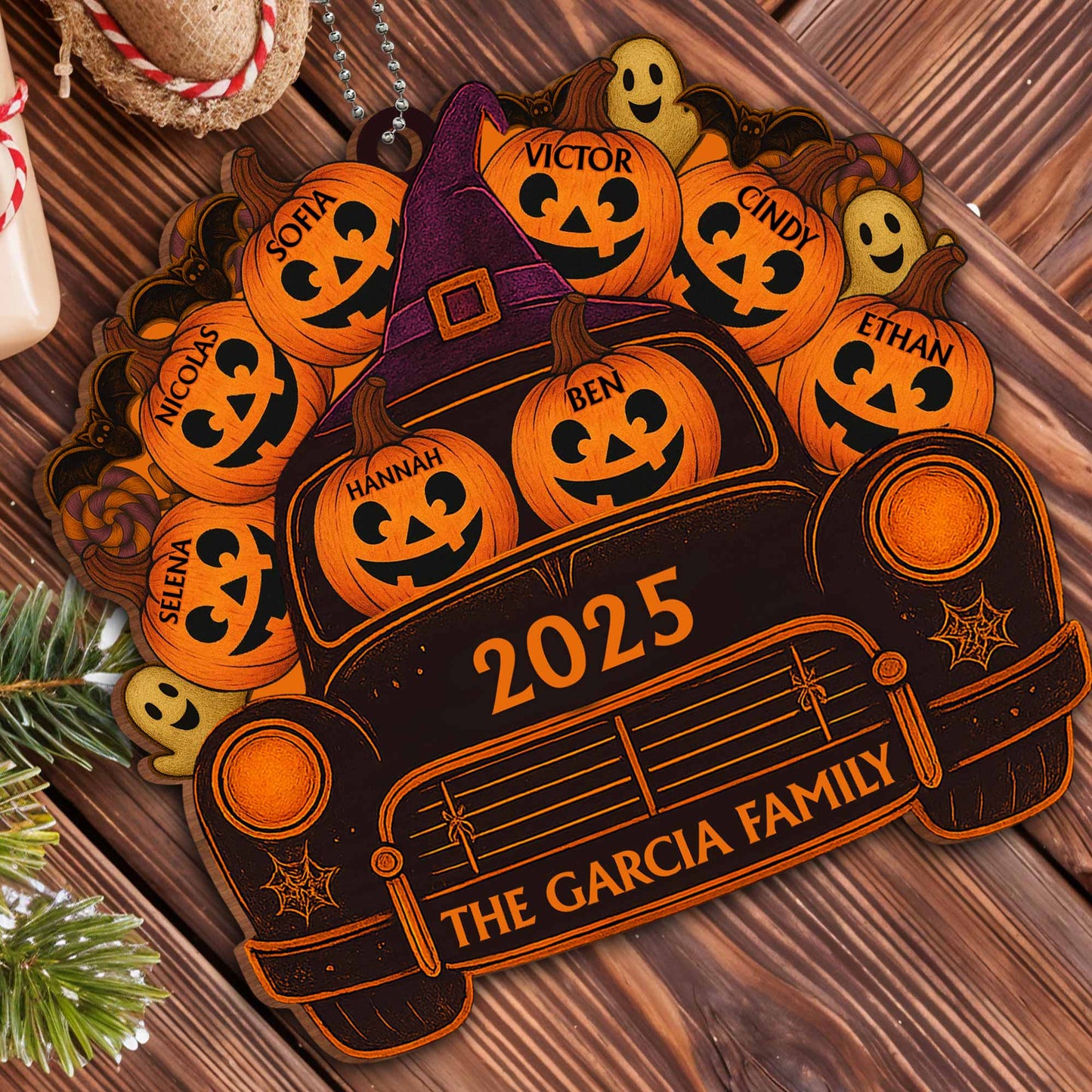 Un viaje espeluznante con nombres de familia, calabazas y fantasmas - Adorno de madera personalizado, adorno para coche - HALW001_WCA