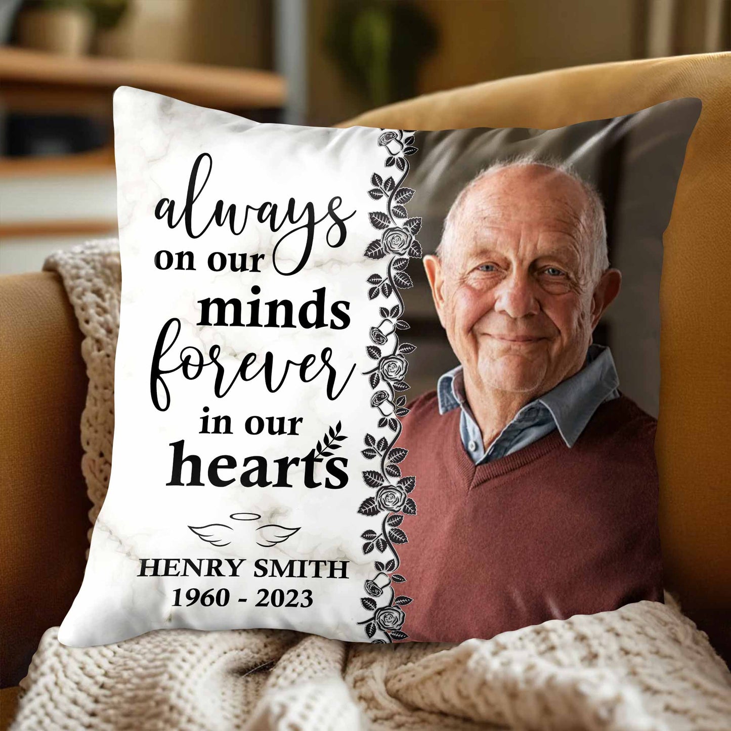 Toujours dans nos esprits, pour toujours dans nos cœurs avec des roses et des feuilles - Oreiller personnalisé, insert inclus - HME113_PLW