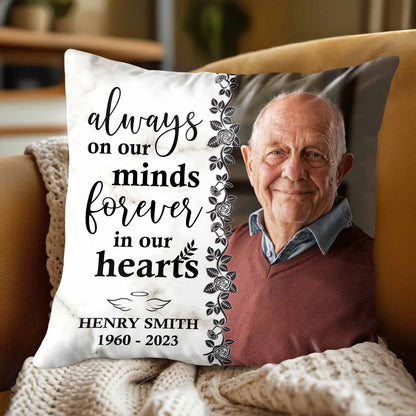 Toujours dans nos esprits, pour toujours dans nos cœurs avec des roses et des feuilles - Oreiller personnalisé, insert inclus - HME113_PLW