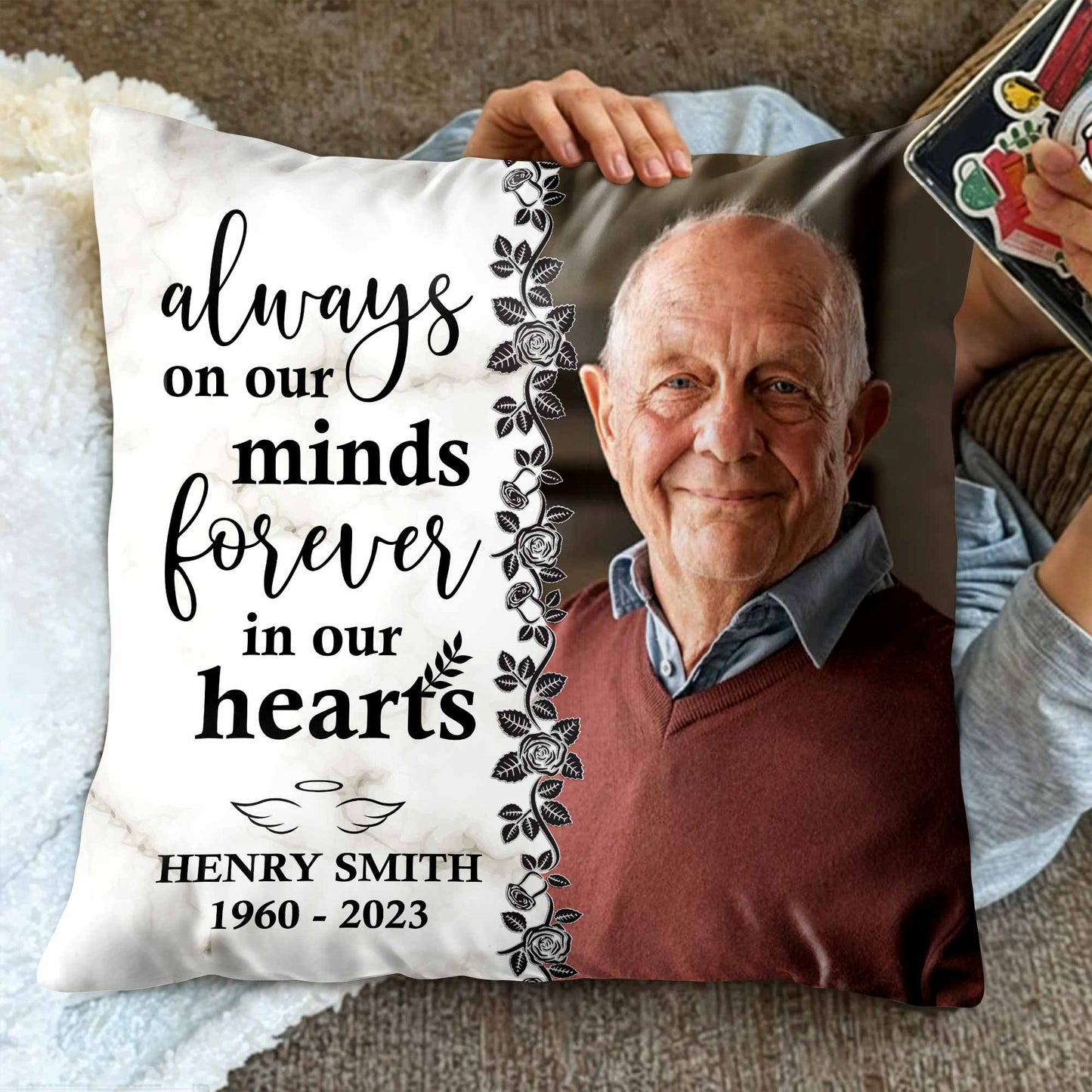 Toujours dans nos esprits, pour toujours dans nos cœurs avec des roses et des feuilles - Oreiller personnalisé, insert inclus - HME113_PLW