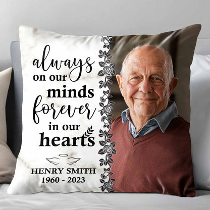 Toujours dans nos esprits, pour toujours dans nos cœurs avec des roses et des feuilles - Oreiller personnalisé, insert inclus - HME113_PLW