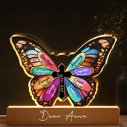 Hermoso, Victorioso, Suficiente, Fuerte, Asombroso, Capaz, Elegido, Creado, Mariposa y Cruz - Luz de noche LED personalizada con base de madera - FTH057_LEWO