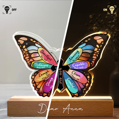 Hermoso, Victorioso, Suficiente, Fuerte, Asombroso, Capaz, Elegido, Creado, Mariposa y Cruz - Luz de noche LED personalizada con base de madera - FTH057_LEWO