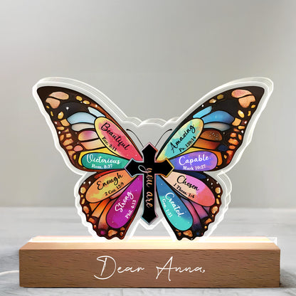 Hermoso, Victorioso, Suficiente, Fuerte, Asombroso, Capaz, Elegido, Creado, Mariposa y Cruz - Luz de noche LED personalizada con base de madera - FTH057_LEWO
