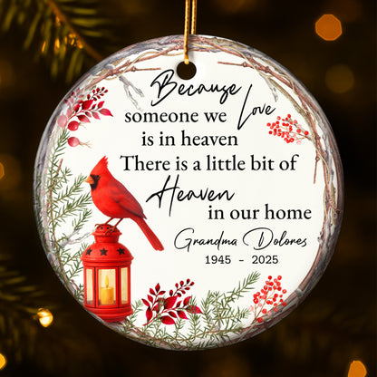 Parce que quelqu'un que nous aimons est au paradis, cardinal et lanterne - Ornement en céramique personnalisé de forme ronde - HME266_RCE