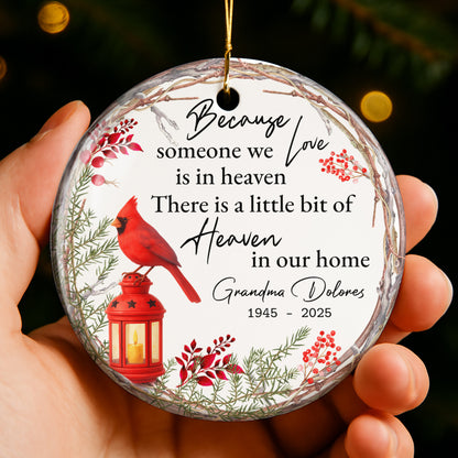 Parce que quelqu'un que nous aimons est au paradis, cardinal et lanterne - Ornement en céramique personnalisé de forme ronde - HME266_RCE