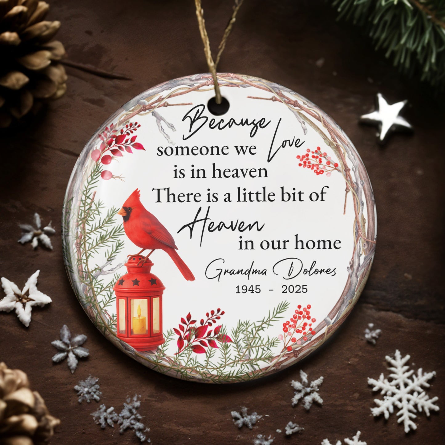 Parce que quelqu'un que nous aimons est au paradis, cardinal et lanterne - Ornement en céramique personnalisé de forme ronde - HME266_RCE