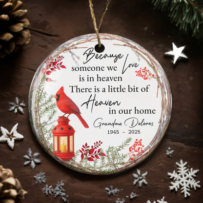 Parce que quelqu'un que nous aimons est au paradis, cardinal et lanterne - Ornement en céramique personnalisé de forme ronde - HME266_RCE