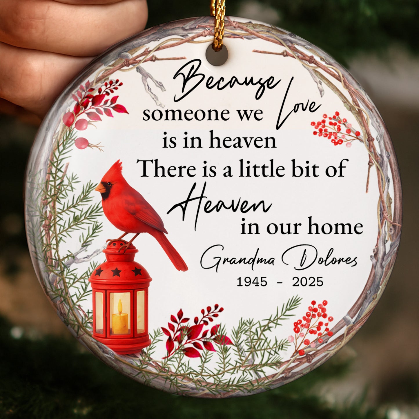 Parce que quelqu'un que nous aimons est au paradis, cardinal et lanterne - Ornement en céramique personnalisé de forme ronde - HME266_RCE