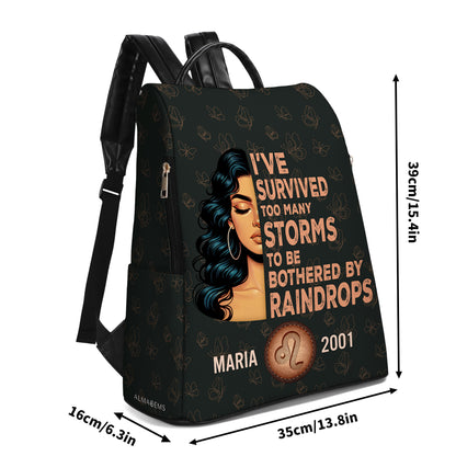 He sobrevivido a demasiadas tormentas como para que me molesten las gotas de lluvia - Mochila de cuero personalizada - HS027_BP