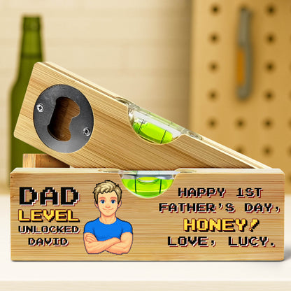 Nivel de Papá desbloqueado, Feliz primer día del padre, Nivel con abrebotellas - Nivel de madera personalizado con abrebotellas - HSB001_PLEV