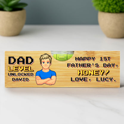 Nivel de Papá desbloqueado, Feliz primer día del padre, Nivel con abrebotellas - Nivel de madera personalizado con abrebotellas - HSB001_PLEV
