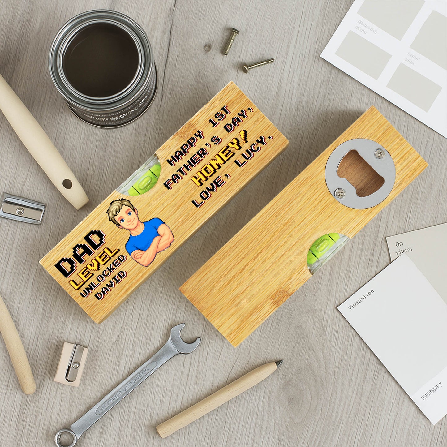 Nivel de Papá desbloqueado, Feliz primer día del padre, Nivel con abrebotellas - Nivel de madera personalizado con abrebotellas - HSB001_PLEV