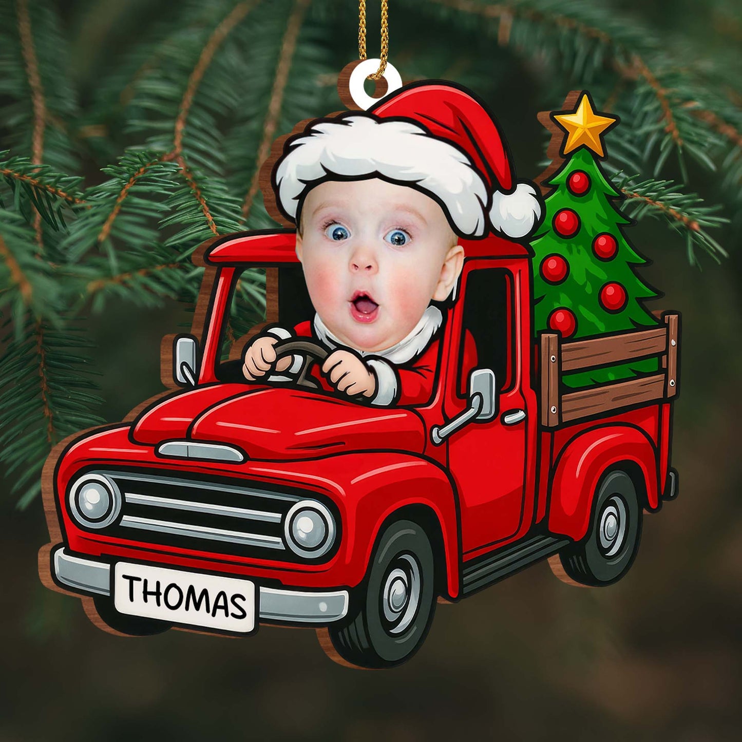 Décoration de Noël personnalisée avec un bébé dans un camion rouge - Décoration en bois personnalisée, forme personnalisée - KID200_WDO