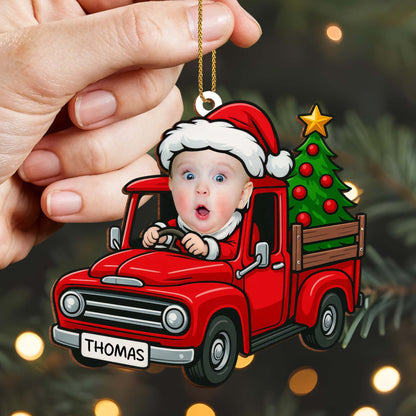 Décoration de Noël personnalisée avec un bébé dans un camion rouge - Décoration en bois personnalisée, forme personnalisée - KID200_WDO