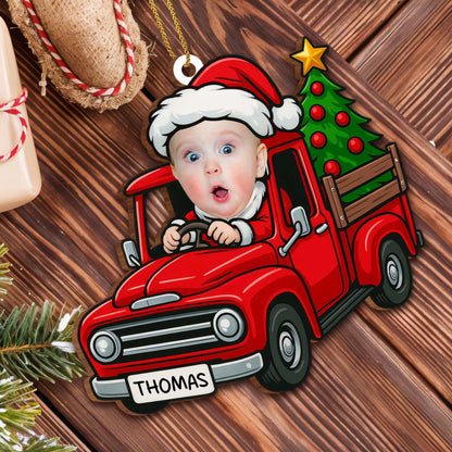 Décoration de Noël personnalisée avec un bébé dans un camion rouge - Décoration en bois personnalisée, forme personnalisée - KID200_WDO