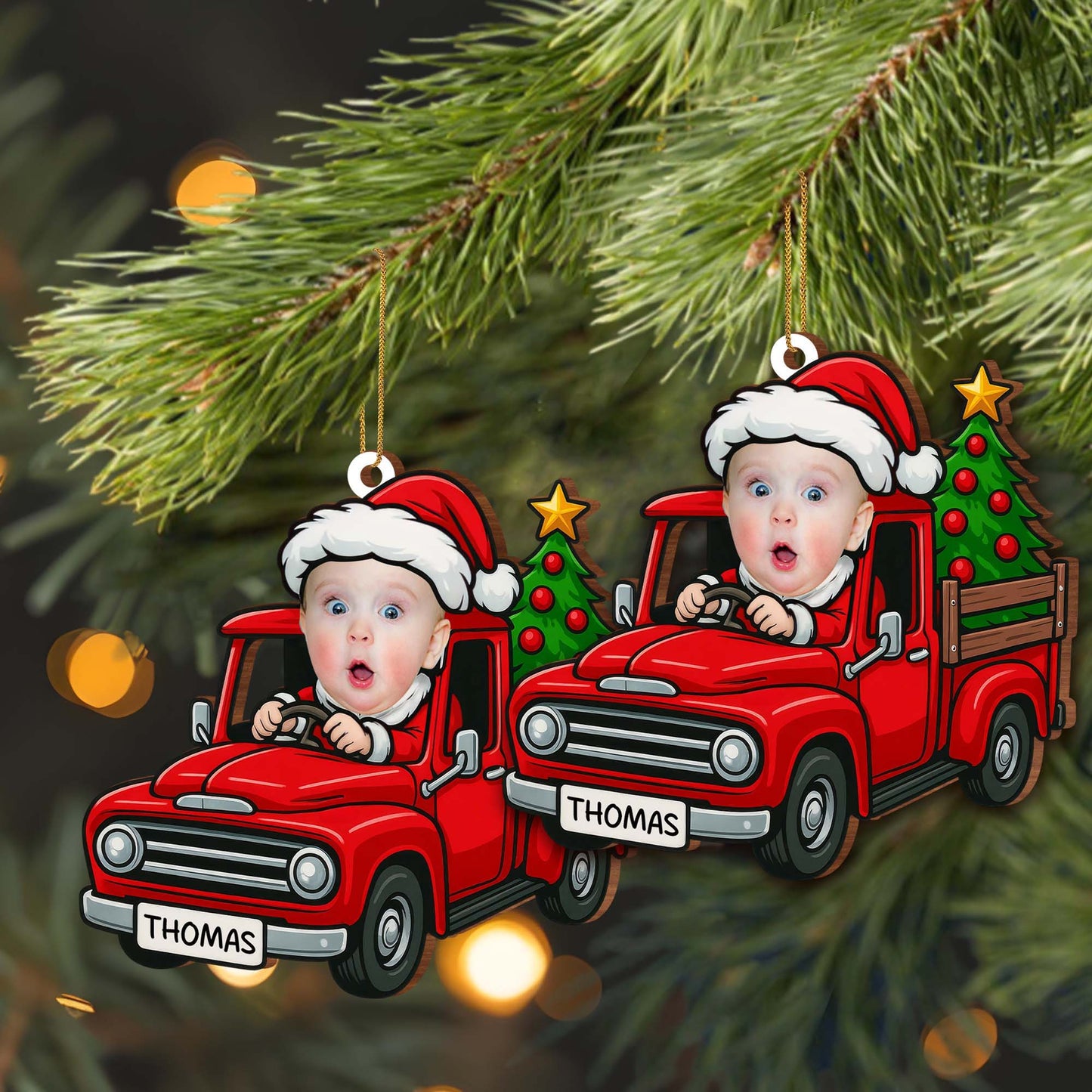 Décoration de Noël personnalisée avec un bébé dans un camion rouge - Décoration en bois personnalisée, forme personnalisée - KID200_WDO