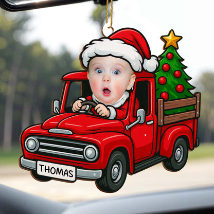 Décoration de Noël personnalisée avec un bébé dans un camion rouge - Décoration en bois personnalisée, forme personnalisée - KID200_WDO