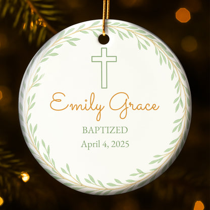 Hermoso recuerdo de bautismo con cruz y hojas - Adorno de cerámica personalizado con forma redonda - KID214_RCE