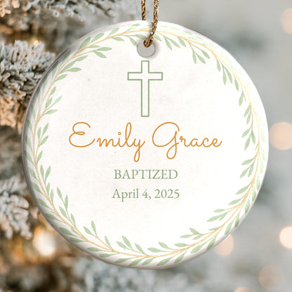 Hermoso recuerdo de bautismo con cruz y hojas - Adorno de cerámica personalizado con forma redonda - KID214_RCE