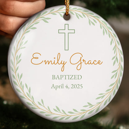 Hermoso recuerdo de bautismo con cruz y hojas - Adorno de cerámica personalizado con forma redonda - KID214_RCE