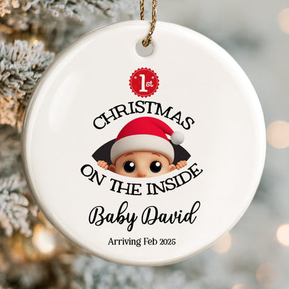 Navidad en el interior, Bebé con gorro de Papá Noel - Adorno de cerámica personalizado con forma redonda - KID217_RCE