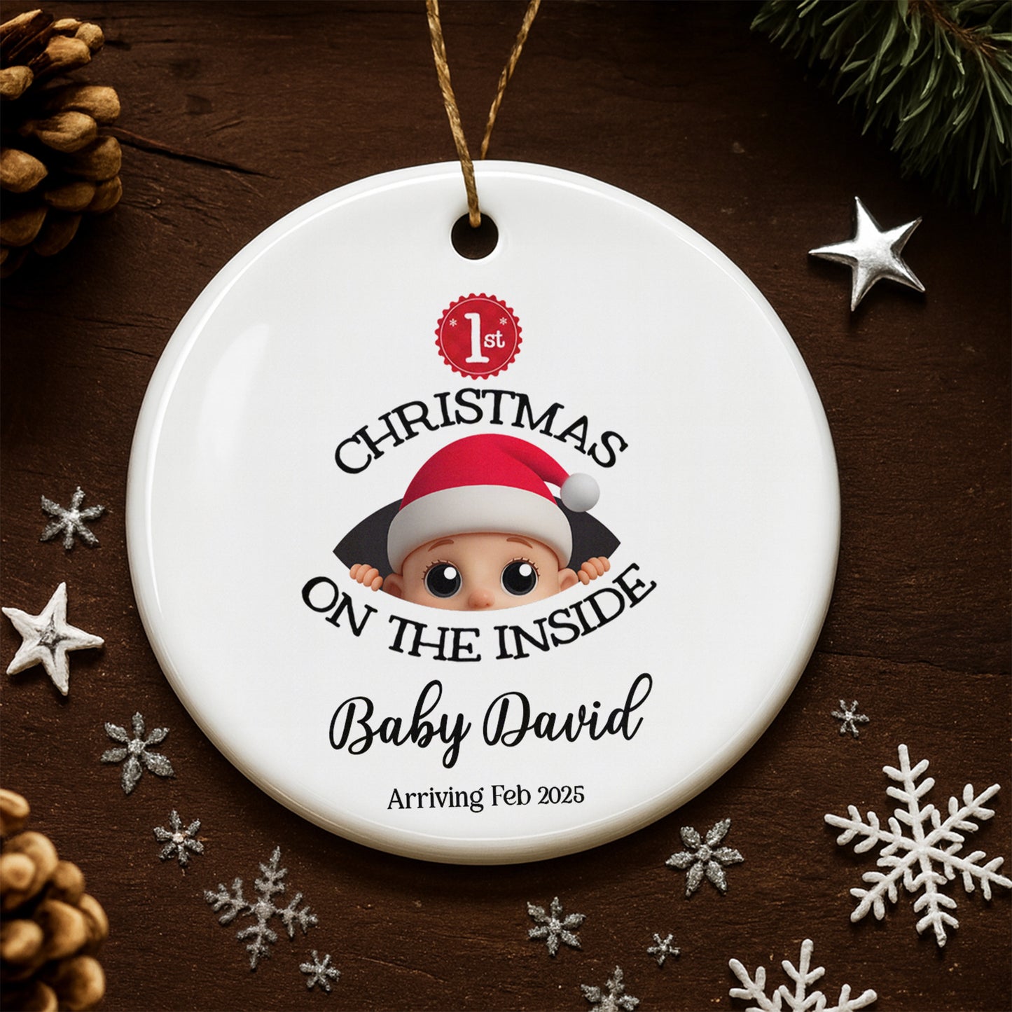 Navidad en el interior, Bebé con gorro de Papá Noel - Adorno de cerámica personalizado con forma redonda - KID217_RCE