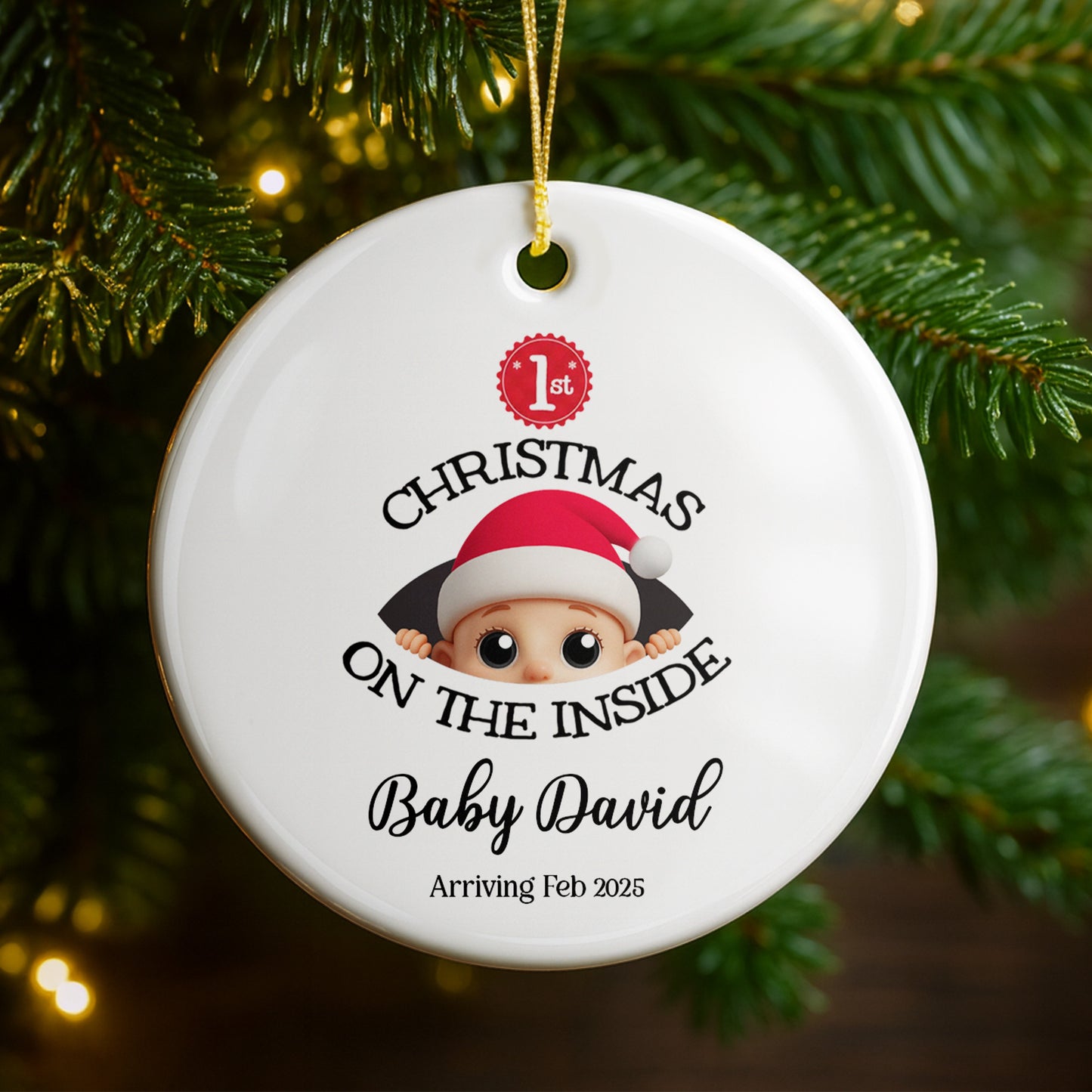 Navidad en el interior, Bebé con gorro de Papá Noel - Adorno de cerámica personalizado con forma redonda - KID217_RCE