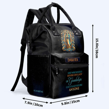 La que se arrodilla ante Nuestra Señora de Guadalupe - Mochila de viaje personalizada con diseño de pico de pato - ME052_DKB