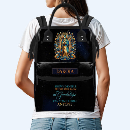 La que se arrodilla ante Nuestra Señora de Guadalupe - Mochila de viaje personalizada con diseño de pico de pato - ME052_DKB