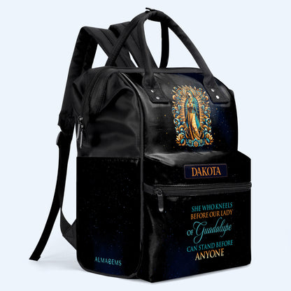 La que se arrodilla ante Nuestra Señora de Guadalupe - Mochila de viaje personalizada con diseño de pico de pato - ME052_DKB