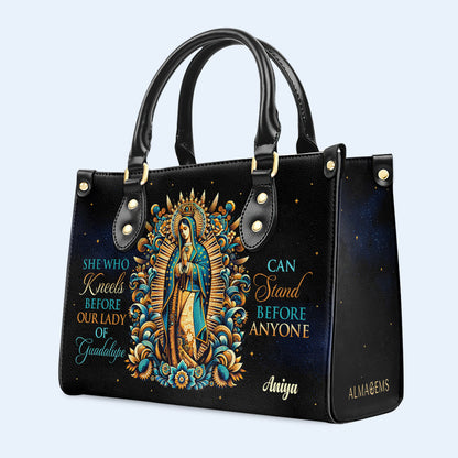 La Que Se Arrodilla Ante Nuestra Señora de Guadalupe - Bolso de Cuero Personalizado - MX17