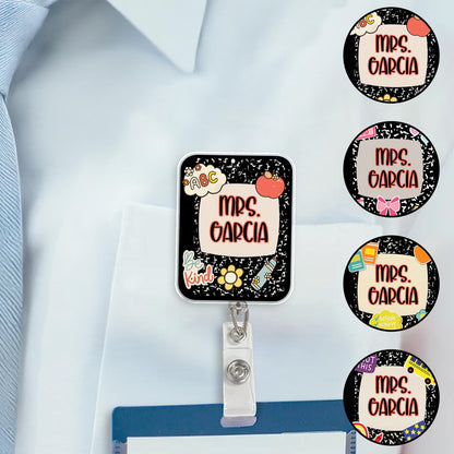 Personalízalo con tu mensaje especial decorado con corazones y flores - Porta credencial acrílico personalizado - TEACH012_AREEL